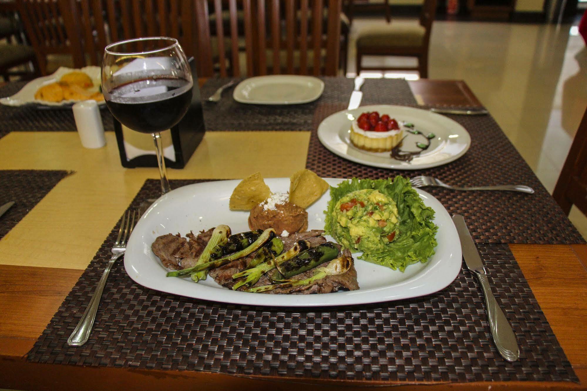 Hotel Soleil Business Class Celaya Exterior photo
