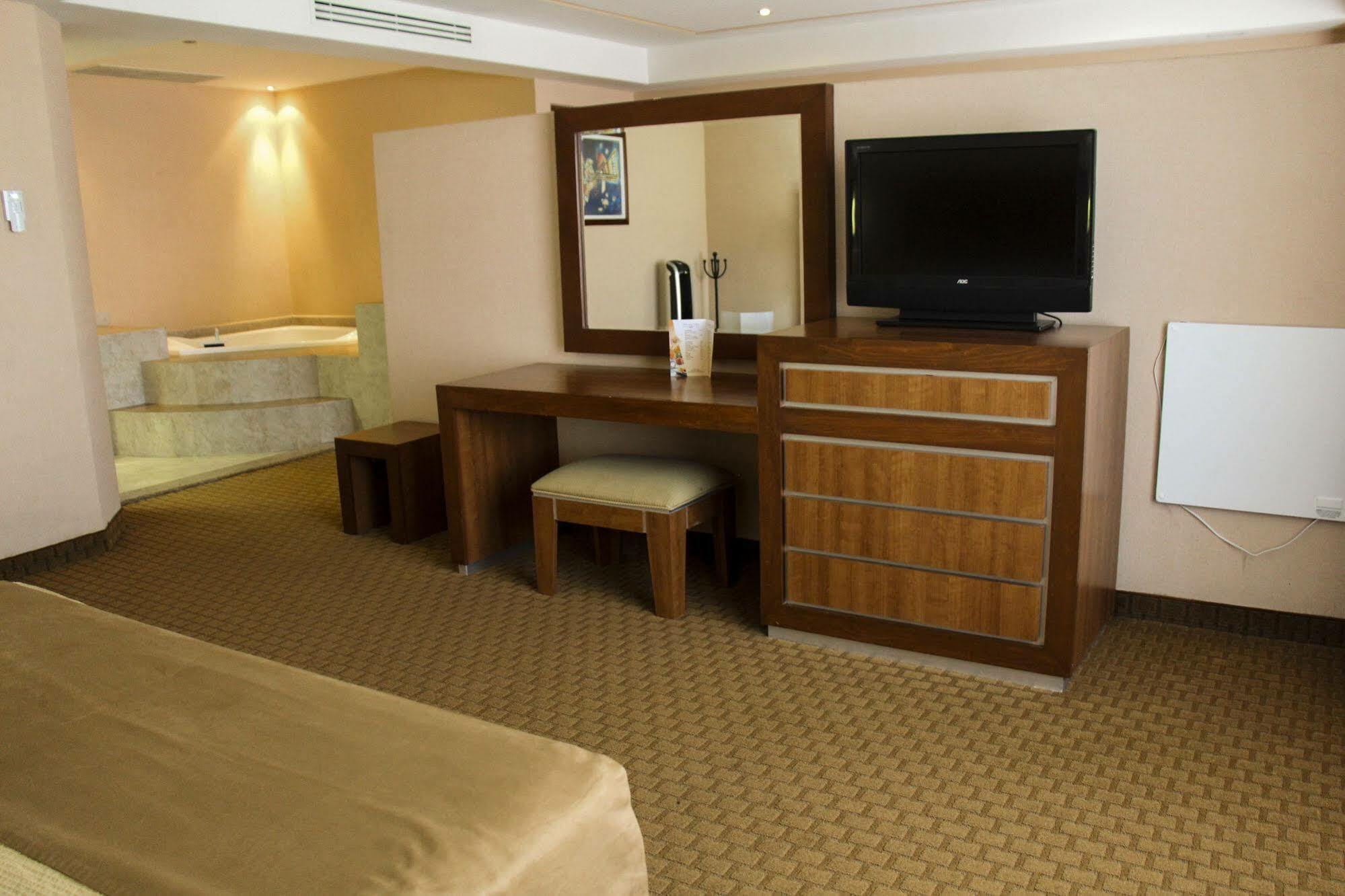 Hotel Soleil Business Class Celaya Exterior photo